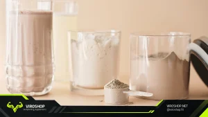 دو ظرف شیشه ای حاوی پودر وی وانیلی و کاکائویی و یک لیوان شیک پروتئین وی